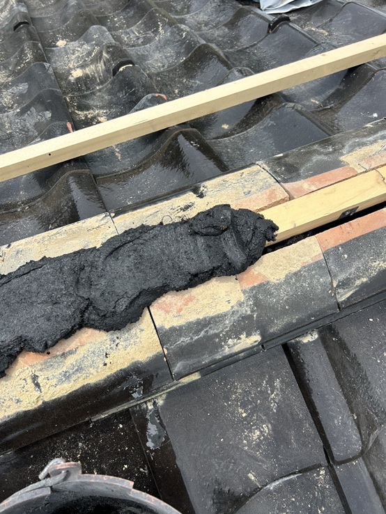 南蛮漆喰を重ねてのし瓦を設置