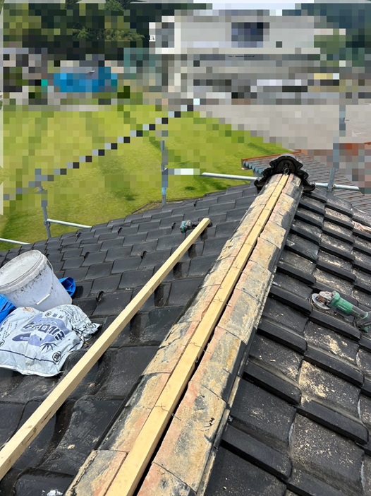 南蛮漆喰を重ねてのし瓦を設置