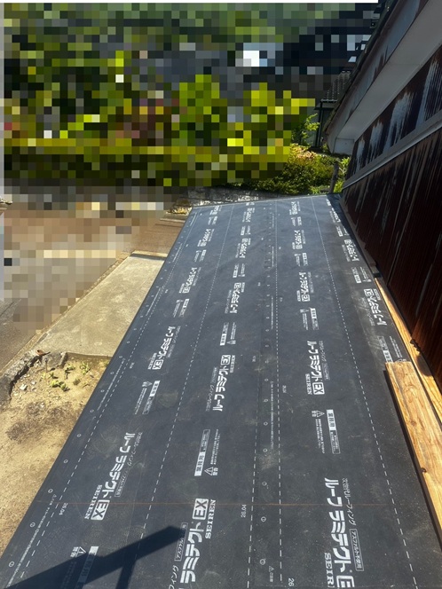 防水シートを張ります