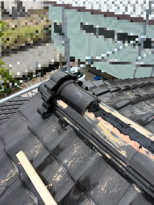 冠瓦を固定していきます