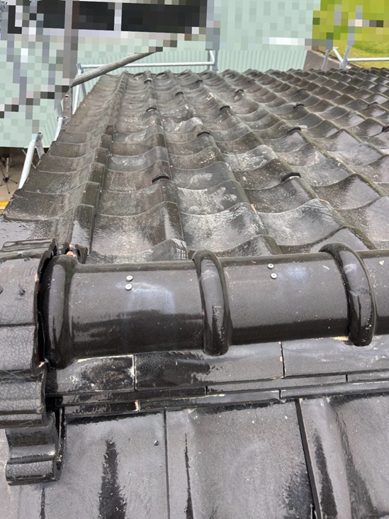 冠瓦を固定していきます