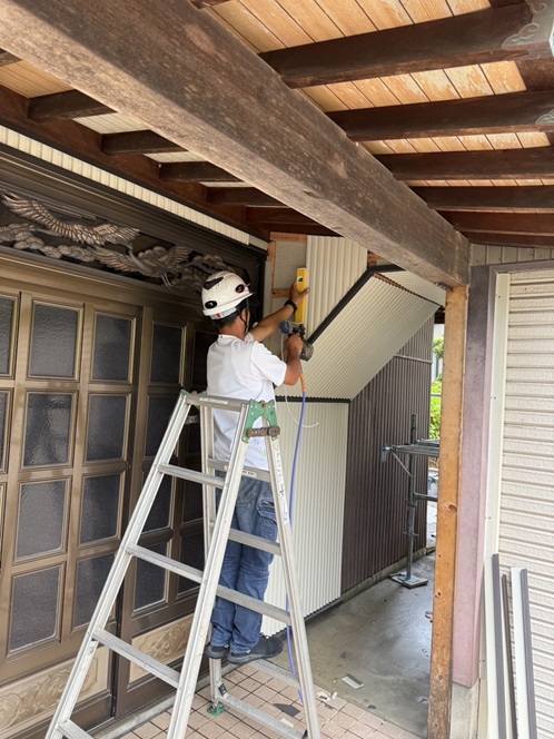 新しい外壁を釘で固定していきます