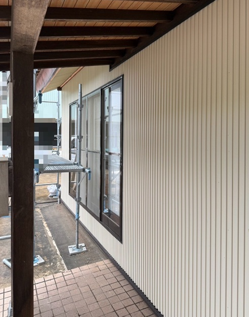 新しい外壁を釘で固定しました