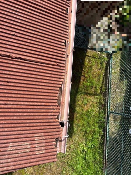 波トタンが錆びて崩れてきています
