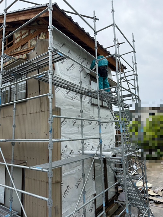 外壁張り替えのため透湿防水シートを貼っています