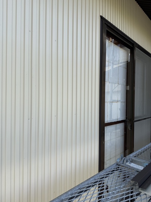 新しい外壁の「SGLガルバリウム鋼板」のデザインは、細かい凸凹の形状に加工されている「８山の角波」を選んでいただきました！ カラーは「アイボリー」です✨ホワイトよりも少し優しい色味です。