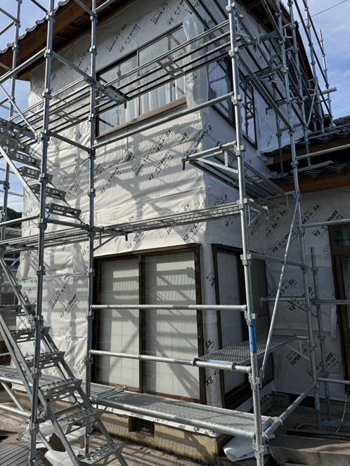 防水シートを貼っています