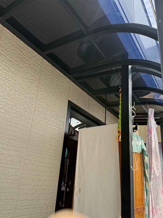 割れていたサンルーム屋根の修理完了