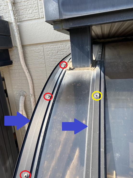 ビスを外し、屋根パネルの押さえ材を取り外します