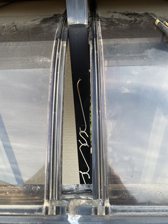 サンルーム屋根パネルの押さえ材を外しました