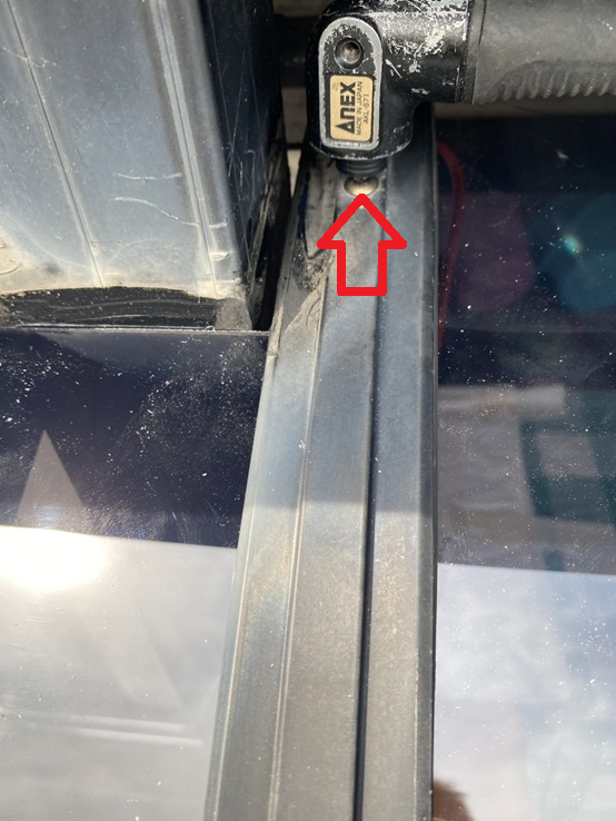 押さえ材ををビスで固定