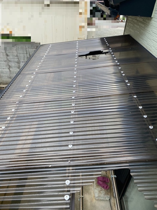 サンテラスの屋根のポリカ波板が割れています