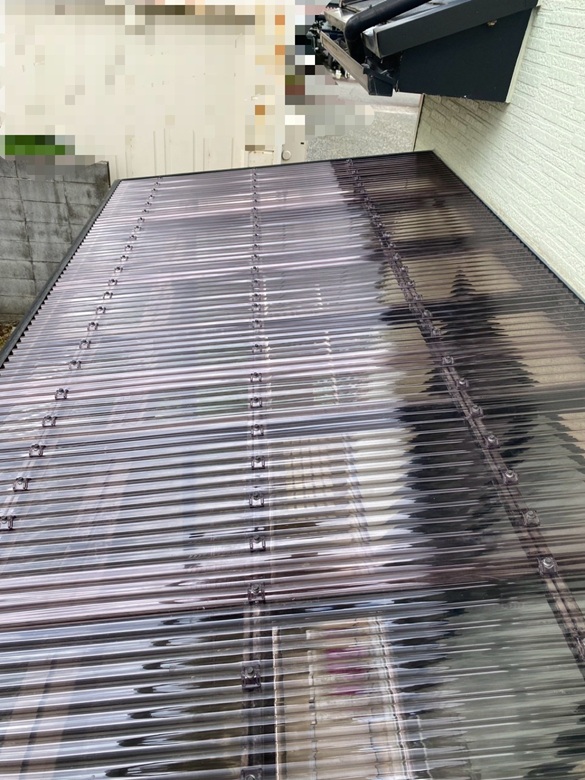 割れていたサンテラスの屋根のポリカ波板を交換しました