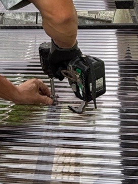 新しいポリカの波板を置き、専用ビスで固定