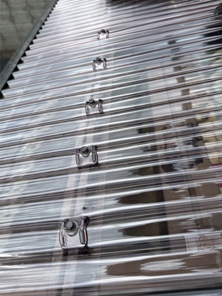 ポリカの波板をビスで固定しました