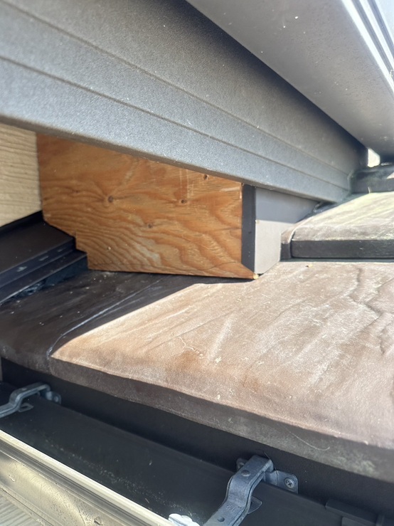 屋根のすき間と軒天のカットした部分を塞ぎます