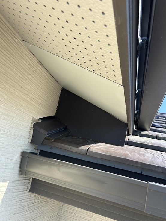 軒天とすき間を塞ぎました