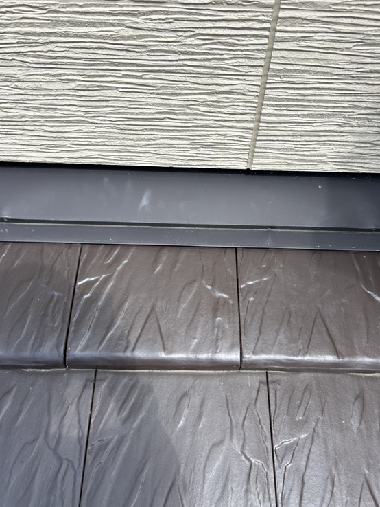 割れている瓦を交換します