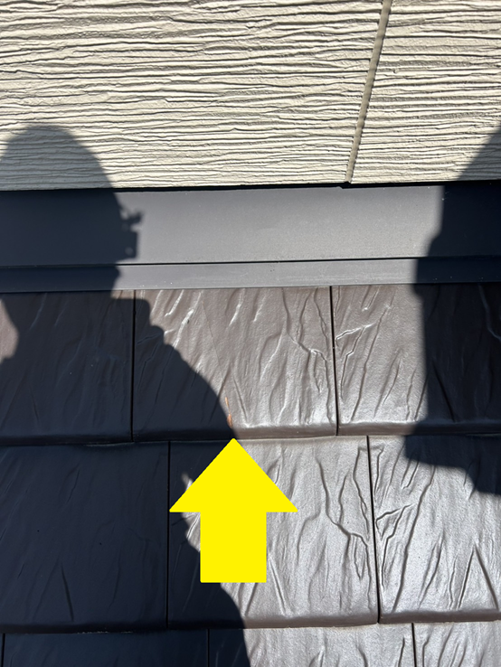 割れている瓦を交換します