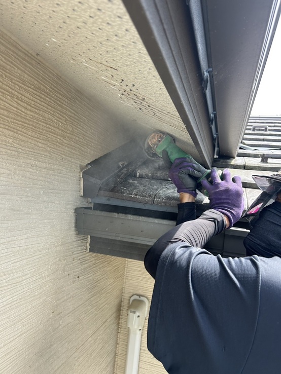 お客様に許可をいただき、軒天のボードをカットします