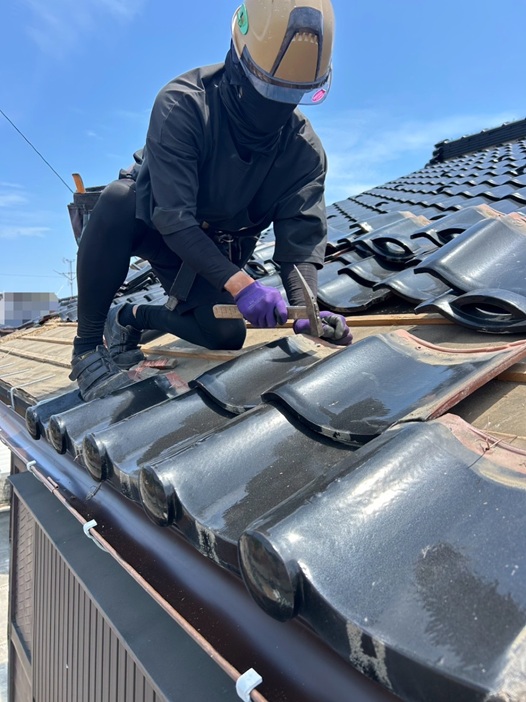 瓦を元の位置に固定します