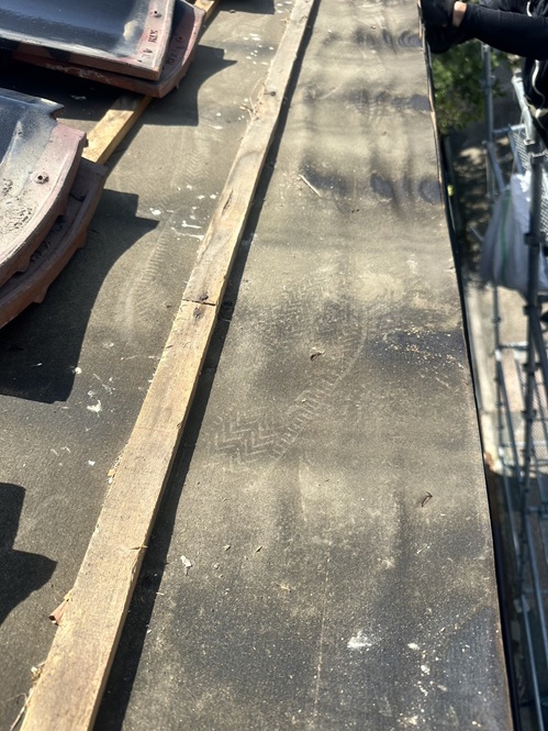 軒樋交換の為軒先の瓦を一旦外しています