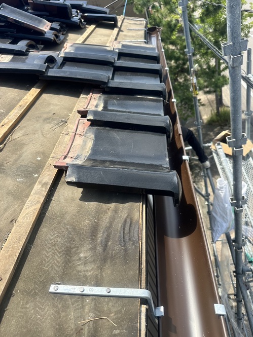 瓦を元の位置に固定します