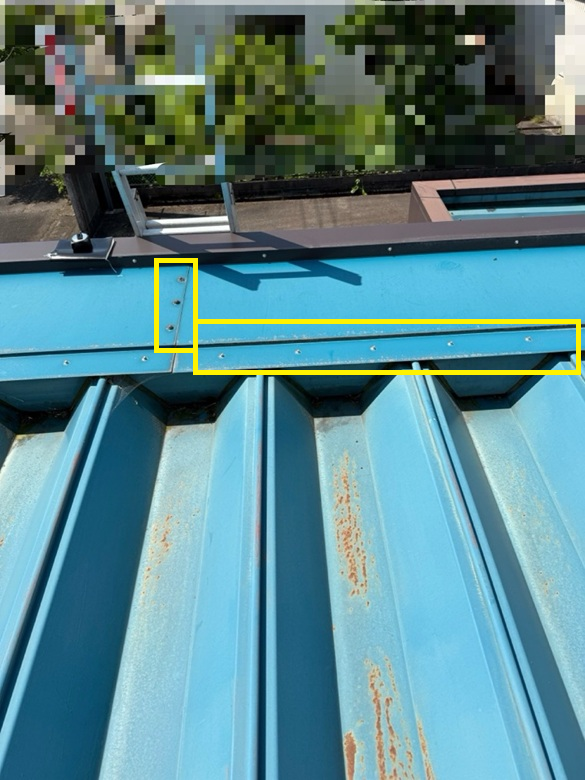 屋根のビスを外して雨漏り確認