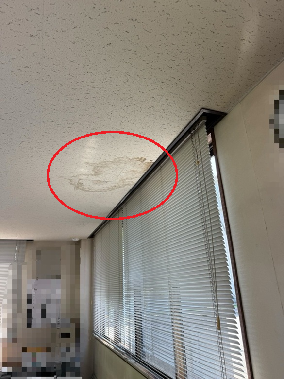 窓際の天井から雨漏り