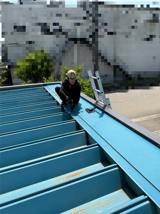 雨漏り調査折板屋根を確認