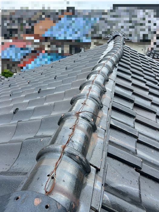 棟瓦が大きく歪んでいます