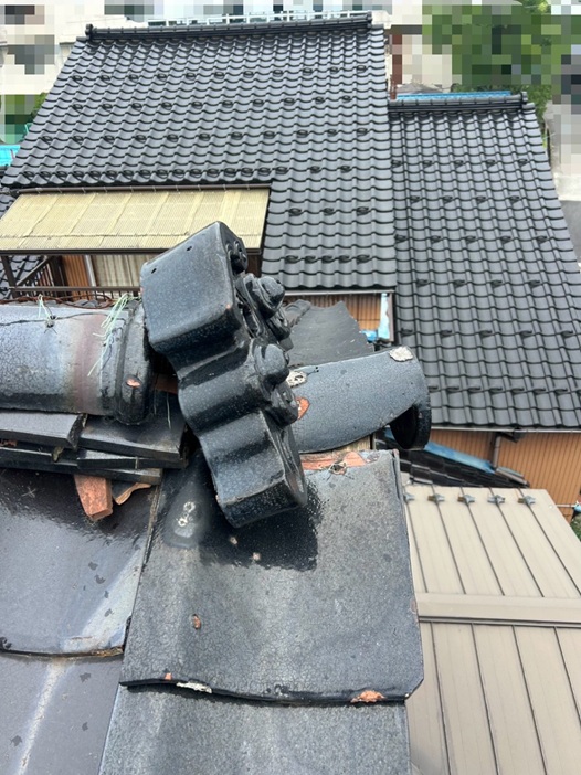 鬼瓦も傾いています