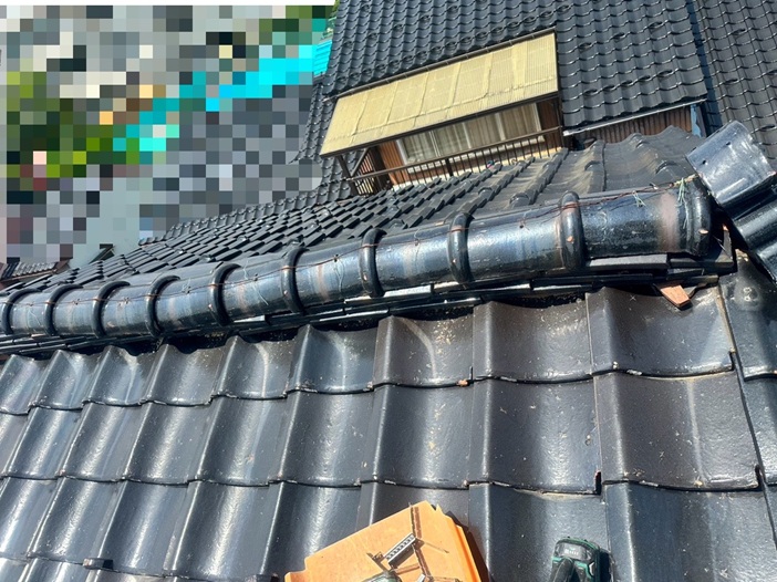 棟瓦が大きく歪んでいます
