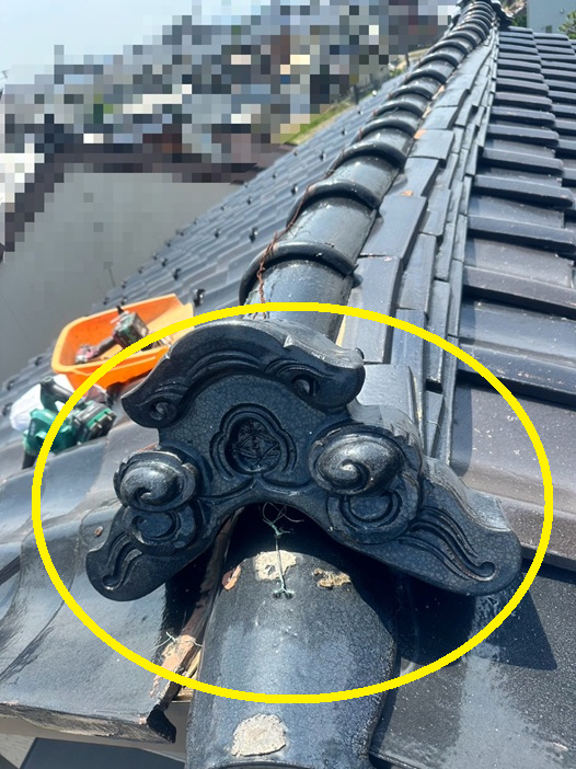 鬼瓦も傾いています