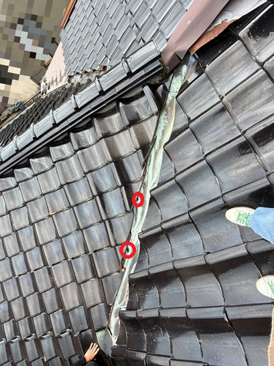 谷板金に穴が開いています