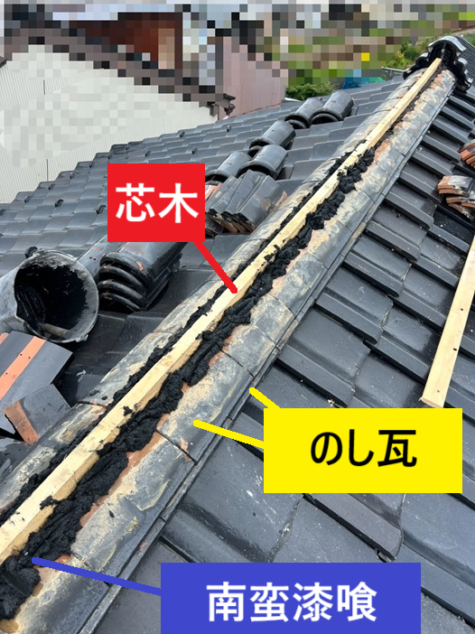 のし瓦設置、強化棟金具に芯木をのせる