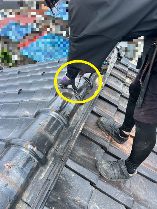 冠瓦を被せてビスで固定