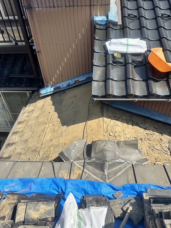 瓦屋根葺き替え　屋根の瓦をはずして撤去