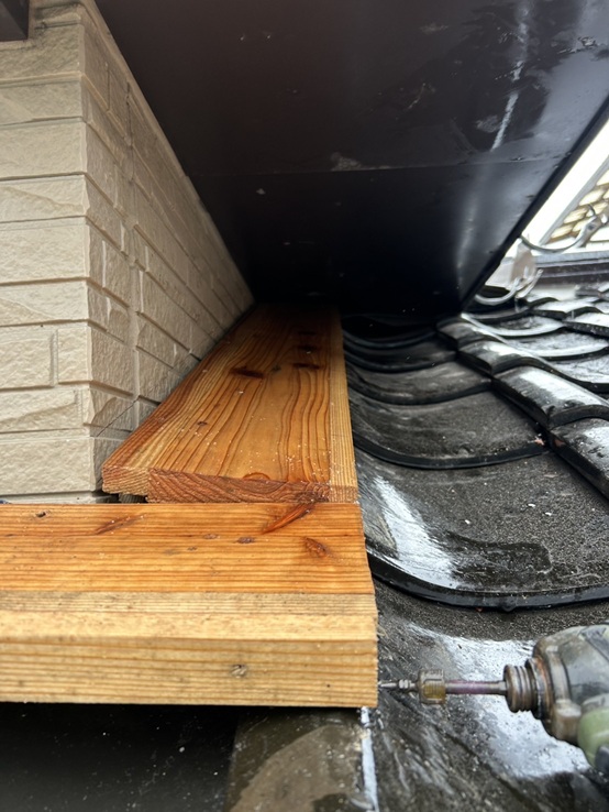 屋根と外壁との取り合いに取り合い水切り設置