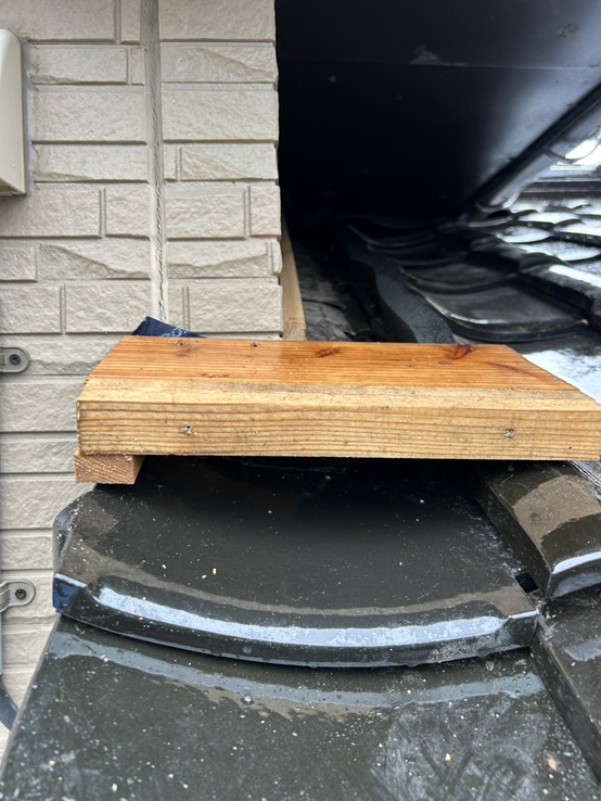 屋根と外壁との取り合いに取り合い水切り設置