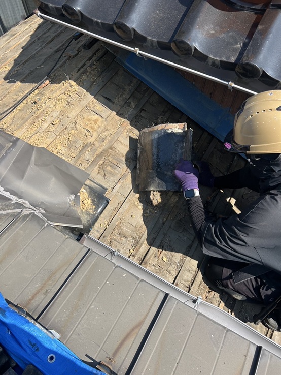 瓦屋根葺き替え　屋根の瓦をはずして撤去