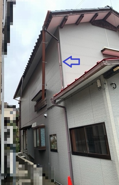 雨どいが歪んでいます