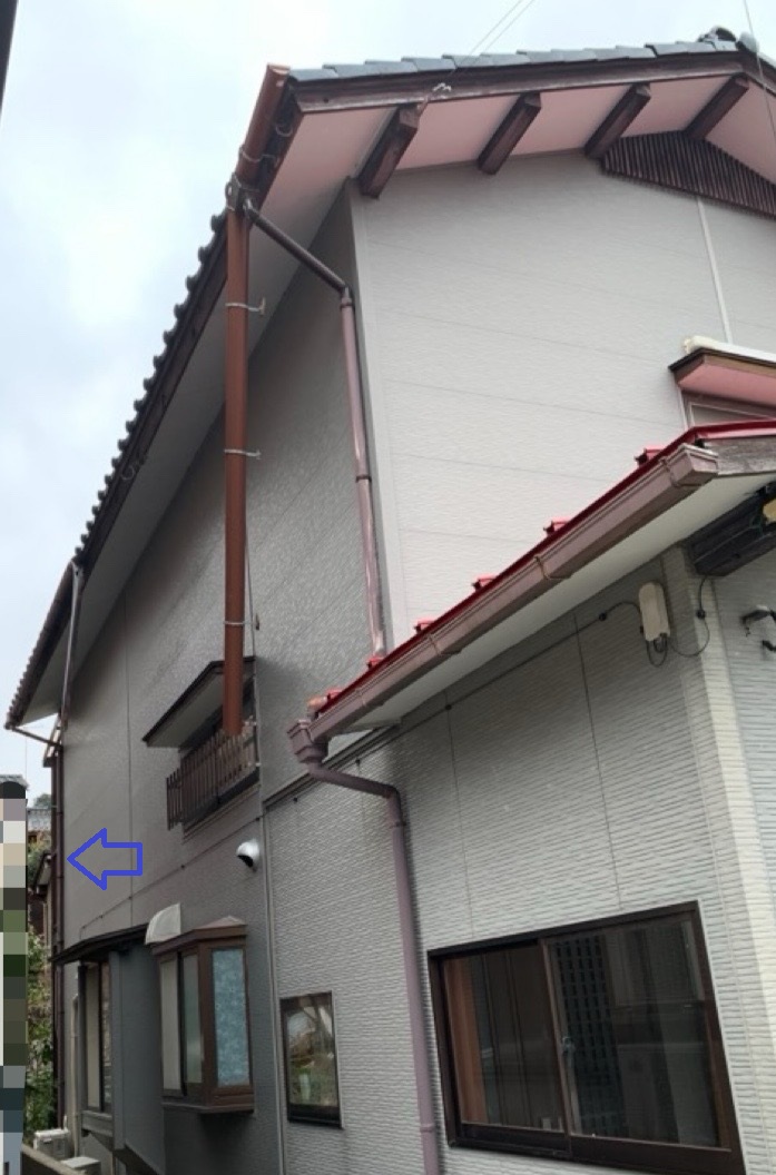 雨どいが歪んでいます