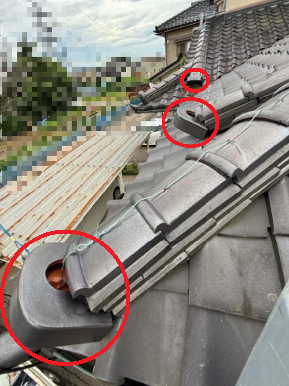 鬼瓦が傾いています