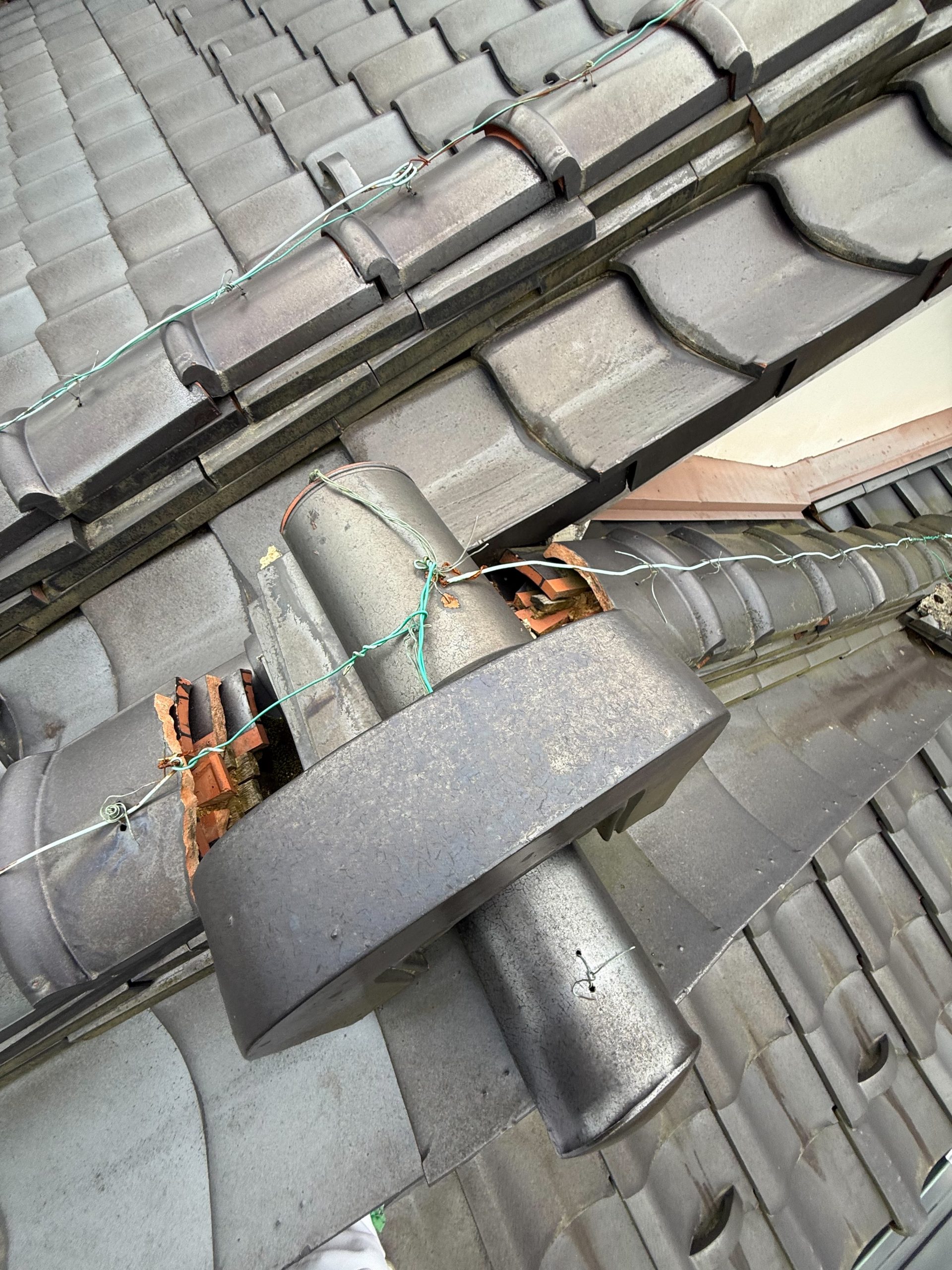 棟瓦がズレています