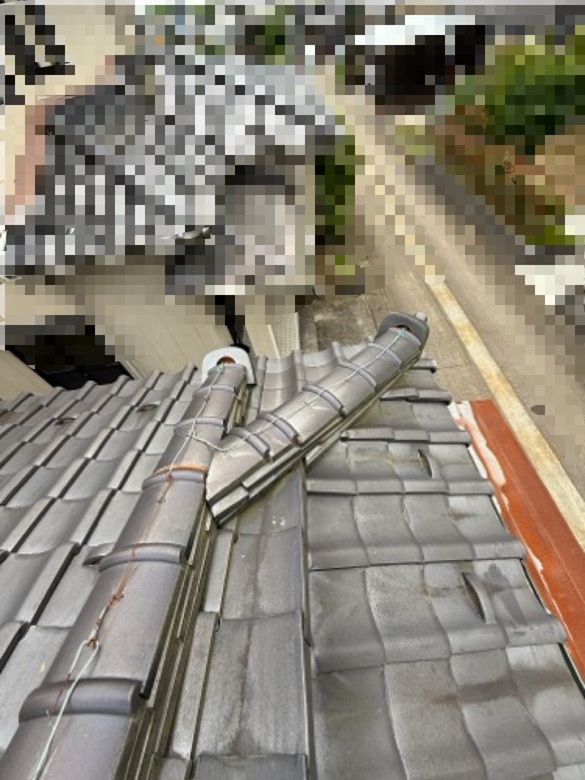 棟瓦がズレています