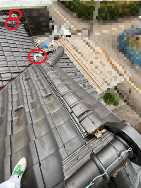 鬼瓦が傾いています