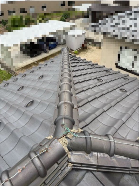 棟瓦がズレています