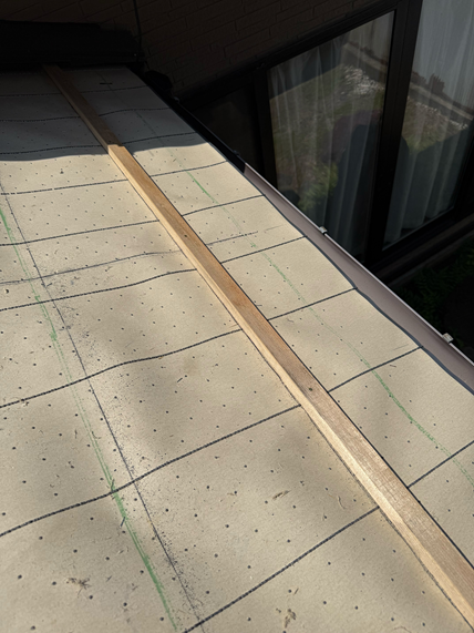 瓦用防水シートと瓦桟を並べて設置