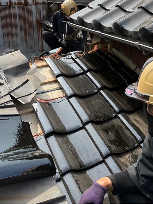 瓦桟に釘で瓦を固定していきます
